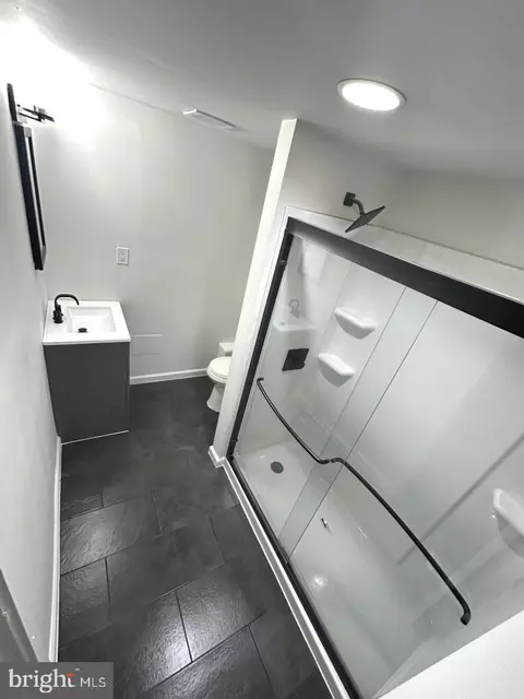 Bath - 18629 Amidon Ave, Triangle, VA 22172 photo 1 of 8