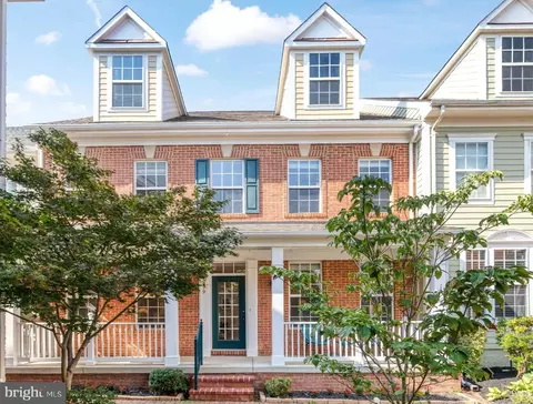 799 Monument Sq, Woodbridge, VA 22191