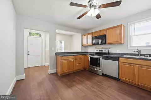Entry Way - 320 3rd Ave, Quantico, VA 22134 photo 2 of 10