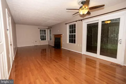 Living - 10412 Labrador Loop, Manassas, VA 20112 photo 4 of 12