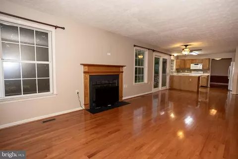 Living - 10412 Labrador Loop, Manassas, VA 20112 photo 3 of 12