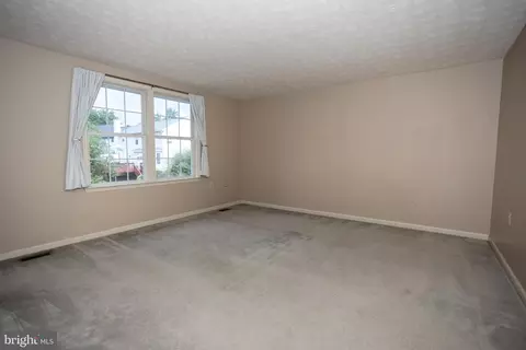 Living - 10412 Labrador Loop, Manassas, VA 20112 photo 12 of 12