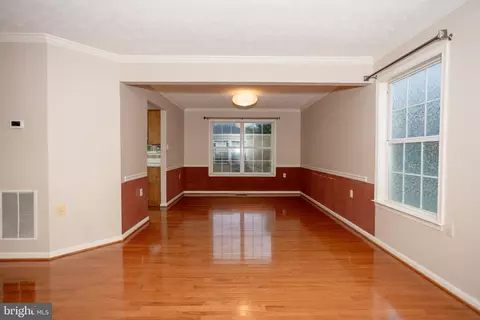 Living - 10412 Labrador Loop, Manassas, VA 20112 photo 8 of 12