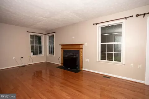 Living - 10412 Labrador Loop, Manassas, VA 20112 photo 6 of 12