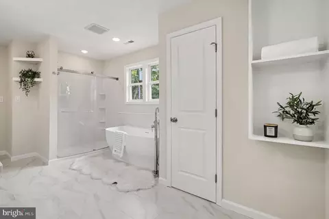 Bath - 3179 Oakmont Ave, Triangle, VA 22172 photo 2 of 4