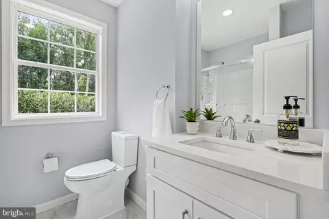 Bath - 3179 Oakmont Ave, Triangle, VA 22172 photo 1 of 4