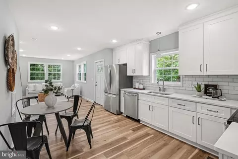 Entry Way - 3179 Oakmont Ave, Triangle, VA 22172 photo 1 of 8