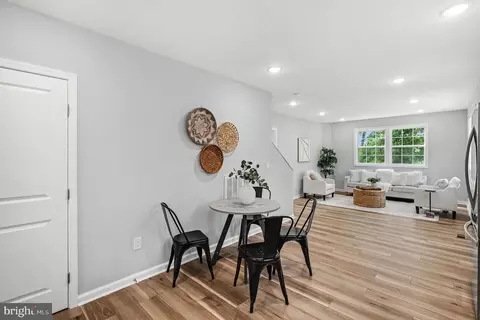 Entry Way - 3179 Oakmont Ave, Triangle, VA 22172 photo 4 of 8