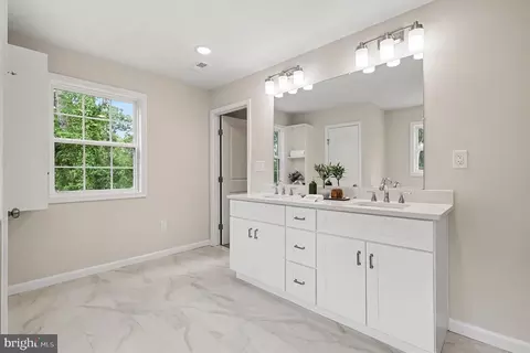 Bath - 3179 Oakmont Ave, Triangle, VA 22172 photo 4 of 4