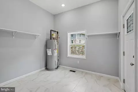 Entry Way - 3179 Oakmont Ave, Triangle, VA 22172 photo 8 of 8