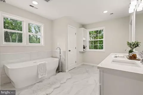 Bath - 3179 Oakmont Ave, Triangle, VA 22172 photo 3 of 4