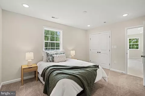 Bedroom - 3179 Oakmont Ave, Triangle, VA 22172 photo 7 of 9