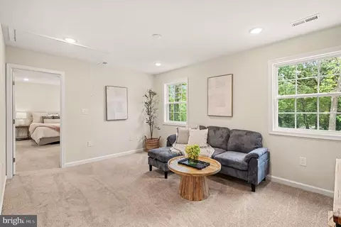 Entry Way - 3179 Oakmont Ave, Triangle, VA 22172 photo 6 of 8