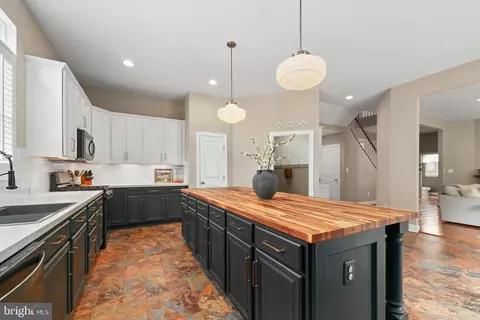 Entry Way - 9054 Roaring Spring Loop, Bristow, VA 20136 photo 3 of 8