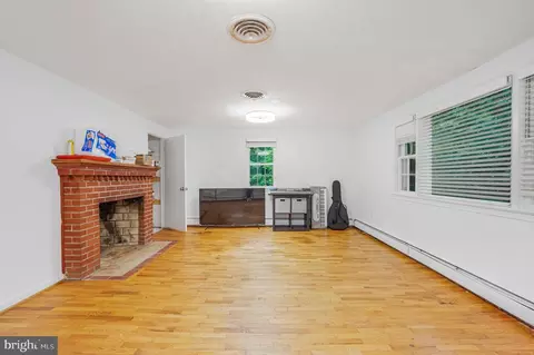 Living - 17724 Batestown Rd, Dumfries, VA 22025 photo 2 of 5