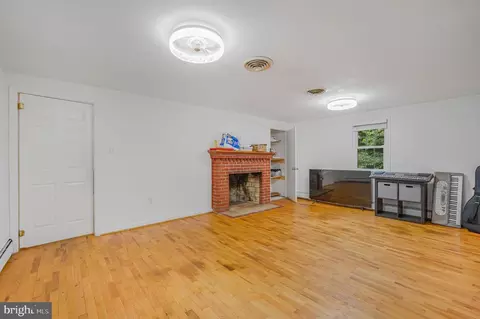 Living - 17724 Batestown Rd, Dumfries, VA 22025 photo 3 of 5