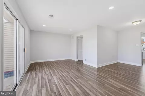 Living - 8081 Community Dr, Manassas, VA 20109 photo 2 of 4