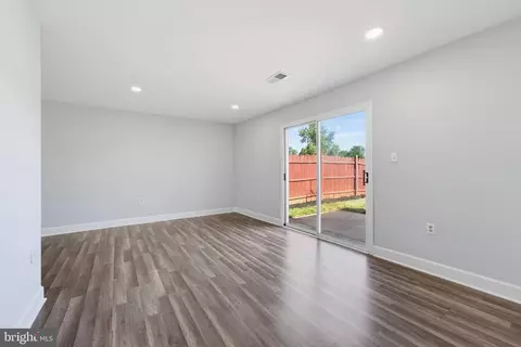 Living - 8081 Community Dr, Manassas, VA 20109 photo 4 of 4