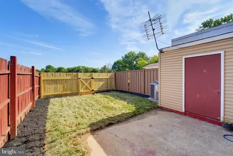 Exterior - 8081 Community Dr, Manassas, VA 20109 photo 5 of 8