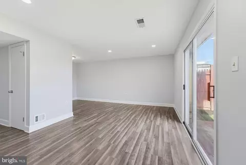 Living - 8081 Community Dr, Manassas, VA 20109 photo 3 of 4