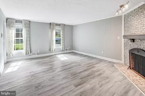 Living - 3237 Riverview Dr, Triangle, VA 22172 photo 3 of 5