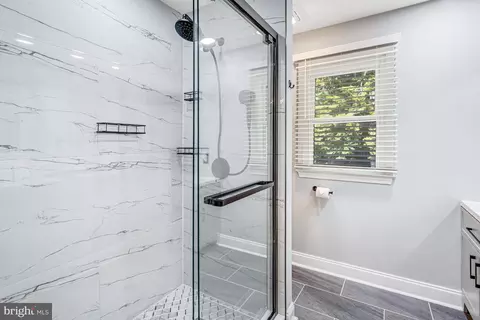 Bath - 3237 Riverview Dr, Triangle, VA 22172 photo 5 of 6