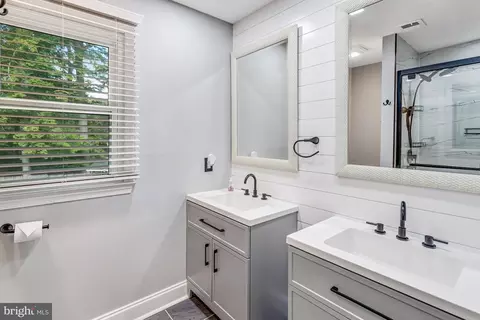 Bath - 3237 Riverview Dr, Triangle, VA 22172 photo 6 of 6