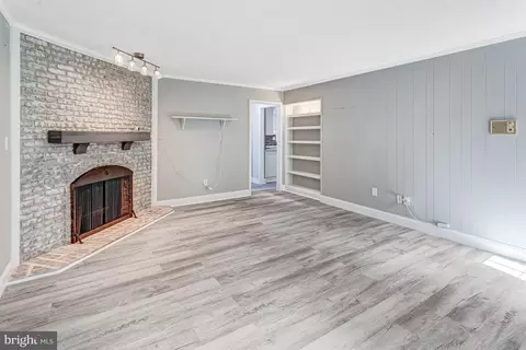 Living - 3237 Riverview Dr, Triangle, VA 22172 photo 4 of 5