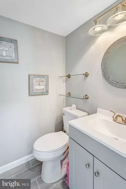 Bath - 3237 Riverview Dr, Triangle, VA 22172 photo 2 of 6