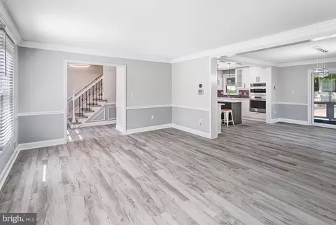 Living - 3237 Riverview Dr, Triangle, VA 22172 photo 2 of 5