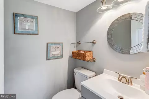 Bath - 3237 Riverview Dr, Triangle, VA 22172 photo 1 of 5