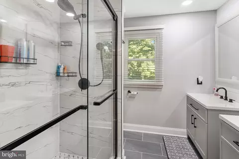 Bath - 3237 Riverview Dr, Triangle, VA 22172 photo 2 of 5
