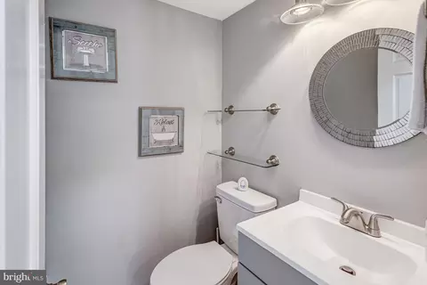 Bath - 3237 Riverview Dr, Triangle, VA 22172 photo 1 of 6