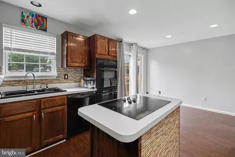 Kitchen - 9087 Slate Stone Loop, Bristow, VA 20136 photo 5 of 9