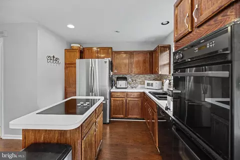 Kitchen - 9087 Slate Stone Loop, Bristow, VA 20136 photo 2 of 9