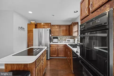 Kitchen - 9087 Slate Stone Loop, Bristow, VA 20136 photo 3 of 9
