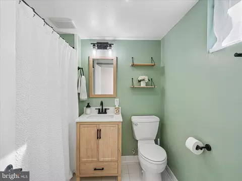 Bath - 7704 Huron Dr, Gainesville, VA 20155 photo 3 of 3