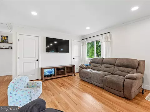 Living - 7704 Huron Dr, Gainesville, VA 20155 photo 3 of 4