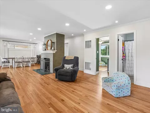 Living - 7704 Huron Dr, Gainesville, VA 20155 photo 1 of 4