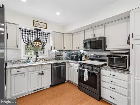 Kitchen - 7704 Huron Dr, Gainesville, VA 20155 photo 2 of 3