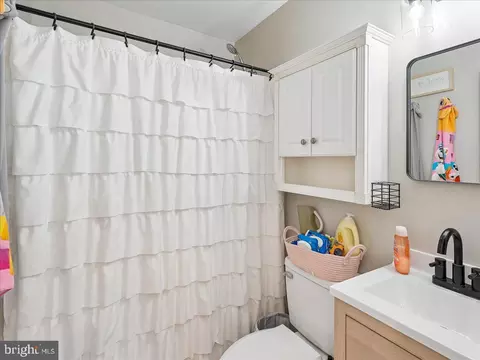 Bath - 7704 Huron Dr, Gainesville, VA 20155 photo 2 of 3