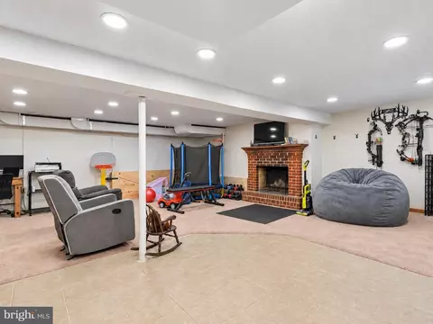 Living - 7704 Huron Dr, Gainesville, VA 20155 photo 4 of 4