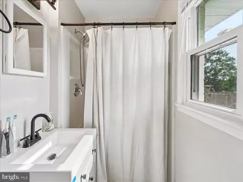 Bath - 7704 Huron Dr, Gainesville, VA 20155 photo 1 of 3