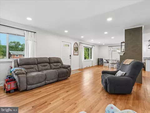 Living - 7704 Huron Dr, Gainesville, VA 20155 photo 2 of 4