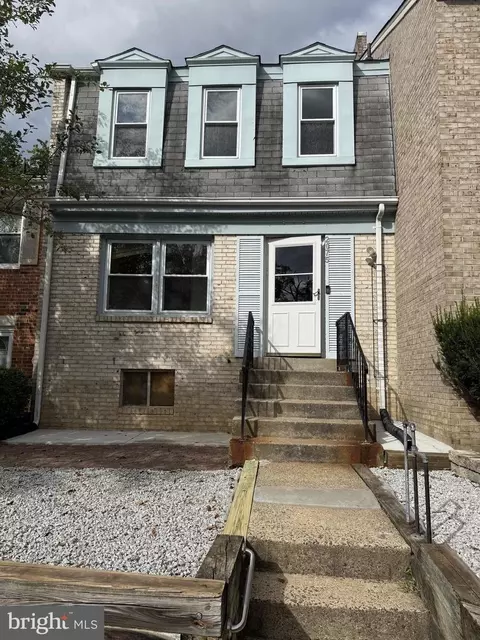 2075 Mayflower Dr, Woodbridge, VA 22192