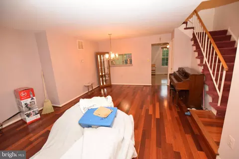 Living - 7851 Brookview Ct, Manassas, VA 20109 photo 2 of 5