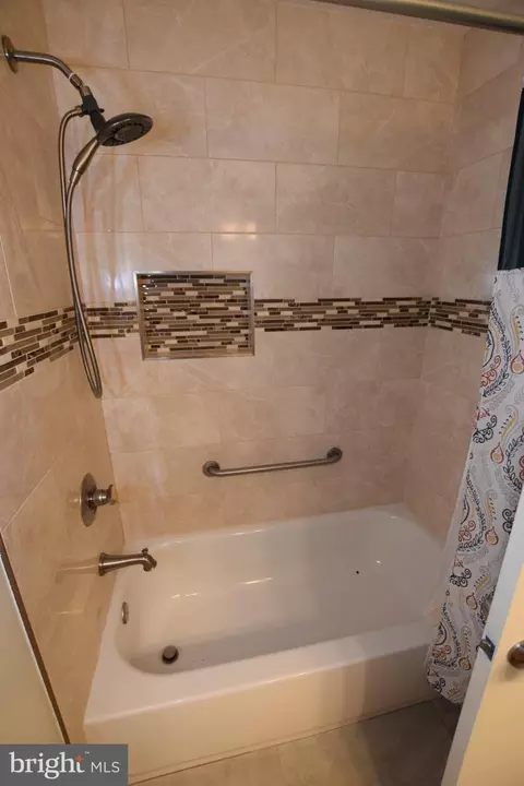 Bath - 7851 Brookview Ct, Manassas, VA 20109 photo 3 of 5