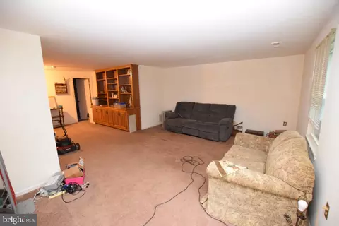 Living - 7851 Brookview Ct, Manassas, VA 20109 photo 4 of 5