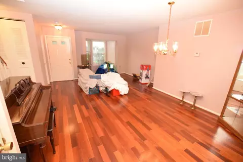 Living - 7851 Brookview Ct, Manassas, VA 20109 photo 3 of 5