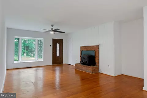 Living - 18724 Kerill Rd, Triangle, VA 22172 photo 1 of 5